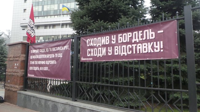 Суд розглядає апеляцію на арешт обвинуваченого у закупівлі неякісних бронежилетів Марченка: під будівлею суду відбувається акція на підтримку генерала 01