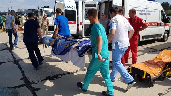 Борт із 24 пораненими українськими воїнами прибув до Одеси, троє - важких, - волонтер Танцюра 05