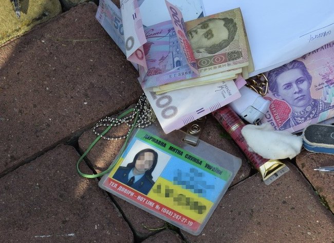 СБУ викрила на систематичних хабарах керівництво митного поста Стрий 02