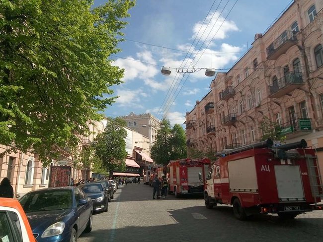 Рятувальники гасять пожежу в будинку Гінзбурга в центрі Києва 01