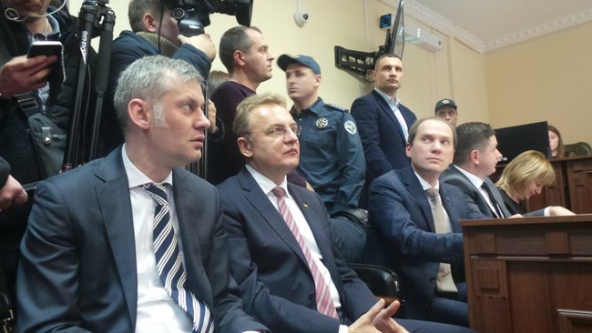 Кличко прийшов до суду і хоче взяти Садового на поруки 01