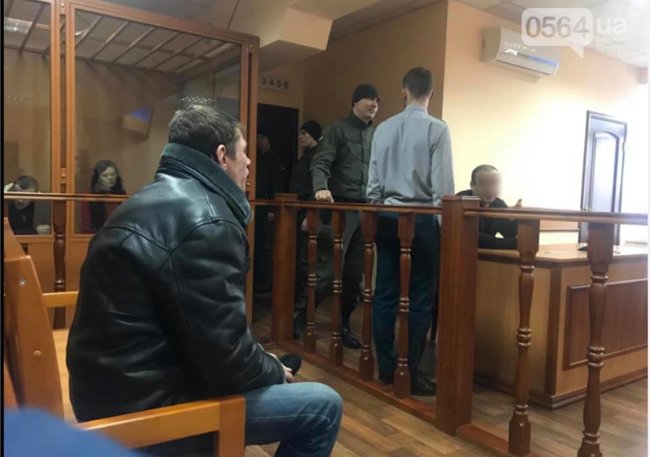 Первый судебный прецедент: ватник из Кривого Рога Колесников, совершивший надругательство над флагом Украины, сядет на три года 02