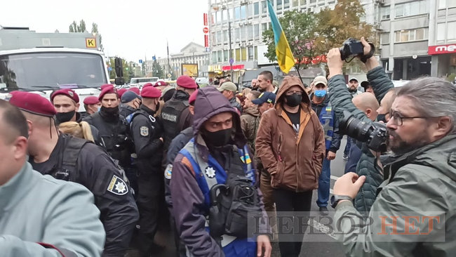 Учасники акції на підтримку Антоненка намагалися перешкодити виїхати машині із заарештованим з подвір’я суду 16 Учасники акції на підтримку Антоненка намагалися перешкодити виїхати машині із заарештованим з подвір’я суду 16