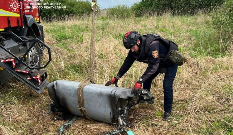 Бойову частину російської ракети Х-101 знешкодили на Київщині, - ДСНС. ФОТО