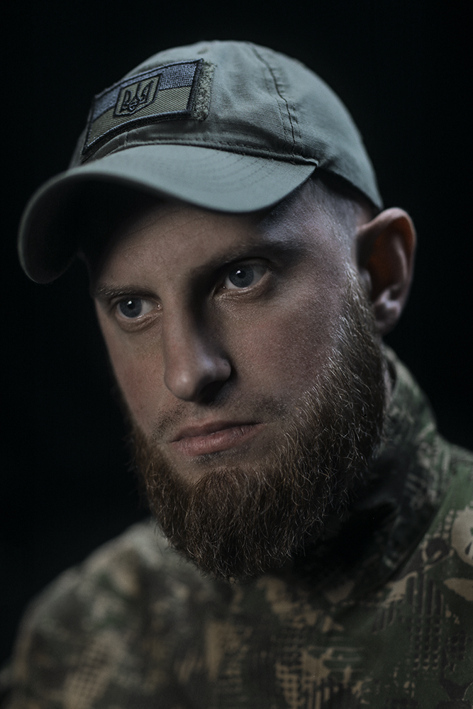 Герой України нацгвардієць Дмитро Фінашин: Свою мертву руку я підкладав під груди, як валик, щоб напитися з тухлої калюжки – не хотілося впасти в неї обличчям і захлинутися 05 Герой України нацгвардієць Дмитро Фінашин: Свою мертву руку я підкладав під груди, як валик, щоб напитися з тухлої калюжки – не хотілося впасти в неї обличчям і захлинутися 05