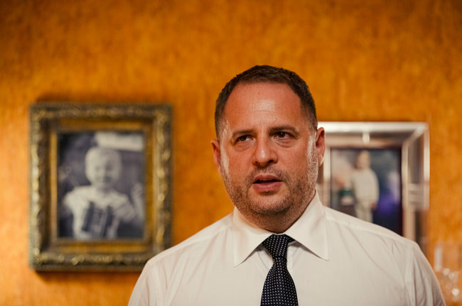 Глава ОП Єрмак показав, як живуть його батьки і брат 09