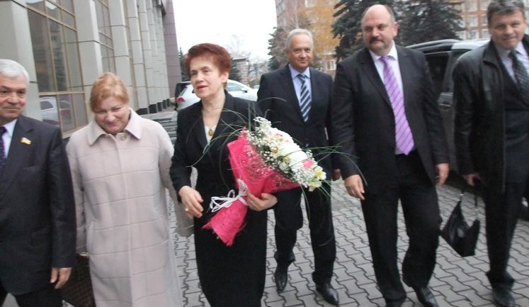 Людмила Янукович с Табачником погуляли на юбилее покровителя президента и пообещали открыть в Енакиево вуз. ФОТО
