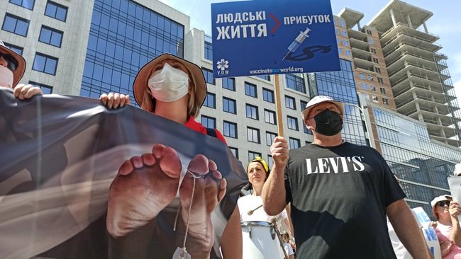 Патенти вбивають: у центрі Києва відбувся марш на підтримку вакцинації від COVID-19 05