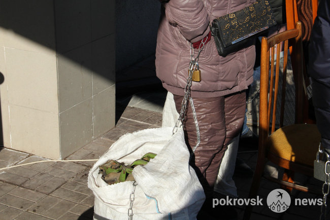 Шахтеры приковали себя к канистрам с бензином, требуя выплатить зарплату 02