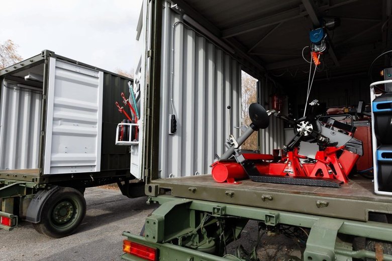 Poroshenko delivered aid to the Armed Forces of Ukraine