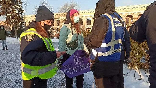 У Києві спробували провести акцію протесту проти насильства з боку правих екстремістів: мітингувальників затримала поліція за порушення локдауну 18