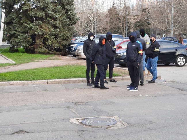 Неизвестные мужчины в балаклавах перекрывали вход в Одесскую ОГА, - СМИ 02
