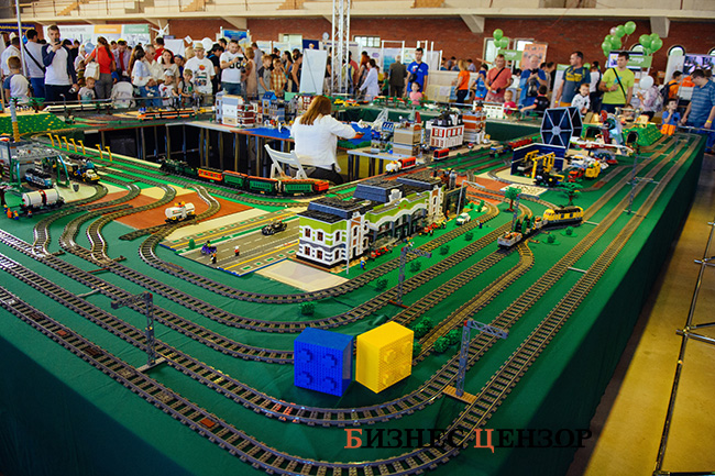 Авиадвигатели, беспилотники, боевые машины и трехтонный спиннер. Фоторепортаж с крупнейшего технического фестиваля 12