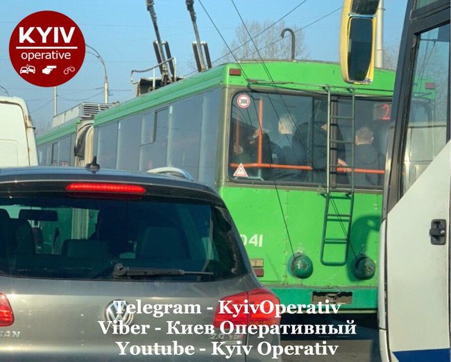 Kyiv suffers from traffic jams as underground remains closed 05