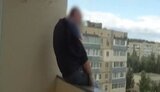 35-летний мужчина хотел прыгнуть с балкона 9-го этажа на Киевщине: его спасли полицейские. ВИДЕО+ФОТОрепортаж