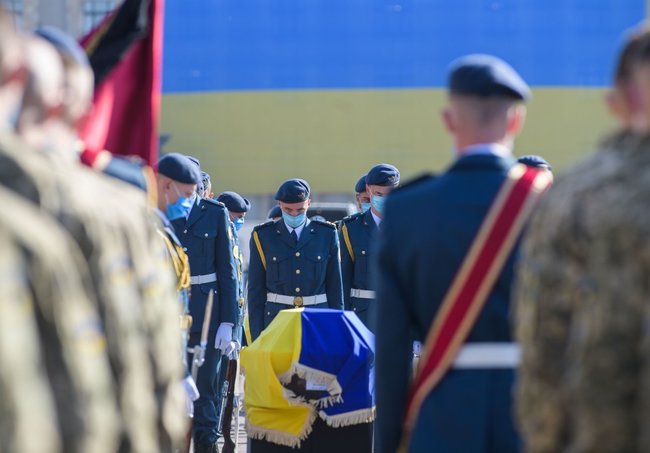 Ukraine leaders pay tribute to An-26 crash victims in Kharkiv 07