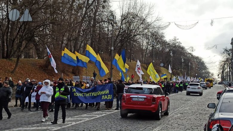В Києві протестували антивакцинатори: QR-коди на плакатах ведуть на сайт Єдиної Росії 37