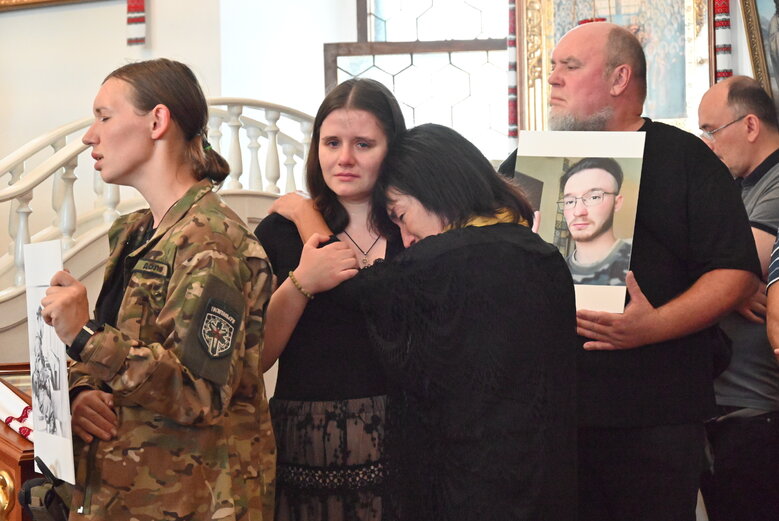 Зі скрипалем та воїном Давидом Якушиним, який загинув у бою з окупантами, попрощалися в Києві 24