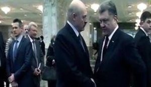 "Тяжело. Он играет грязно и нечестно. - Я знаю. Это все поняли", - диалог Порошенко и Лукашенко о Путине на переговорах в Минске. ВИДЕО