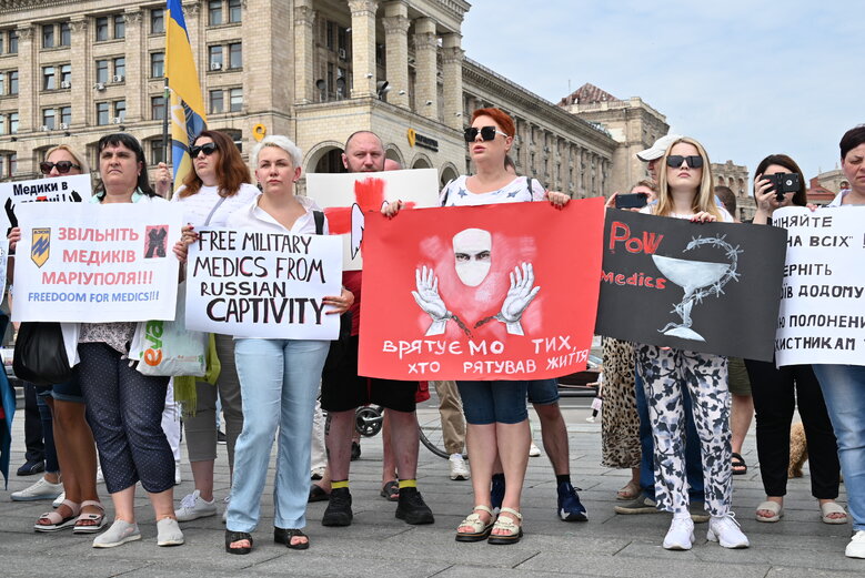 Акція на підтримку полонених військових медиків відбулася на Майдані Незалежності 21