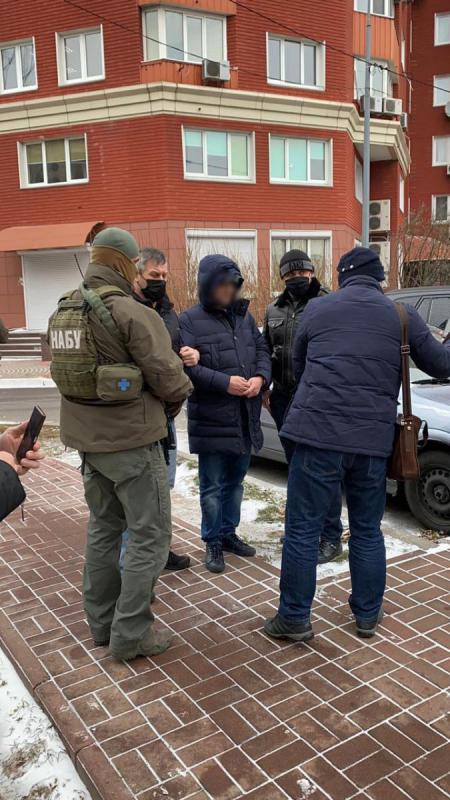 НАБУ совместно с СБУ задержало двух человек при даче взятки в $25 тыс. главе Госгеокадастра Лещенко 02