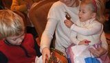 Янукович рекламирует себя на подарочных кулечках ко дню Николая. ФОТО
