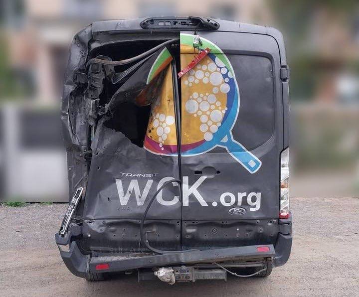 Окупанти вдарили по автівці волонтерів у Херсоні