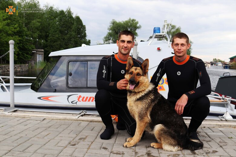 Собака-водолаз Найда допомагає черкаським рятувальникам 02