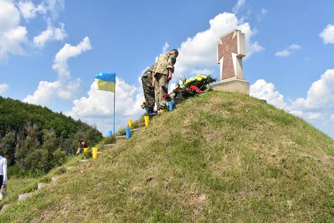 Останки четырех бойцов СС Галичина, погибших в июле 1944 года, перезахоронили на Львовщине 06