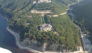 "Он президент, ему положено": российский оппозиционер опубликовал новое фото "дворца Путина" под Геленджиком. ФОТОрепортаж