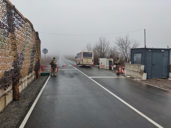 Российско-оккупационные войска блокируют работу почти всех КПВВ, - штаб ООС 02