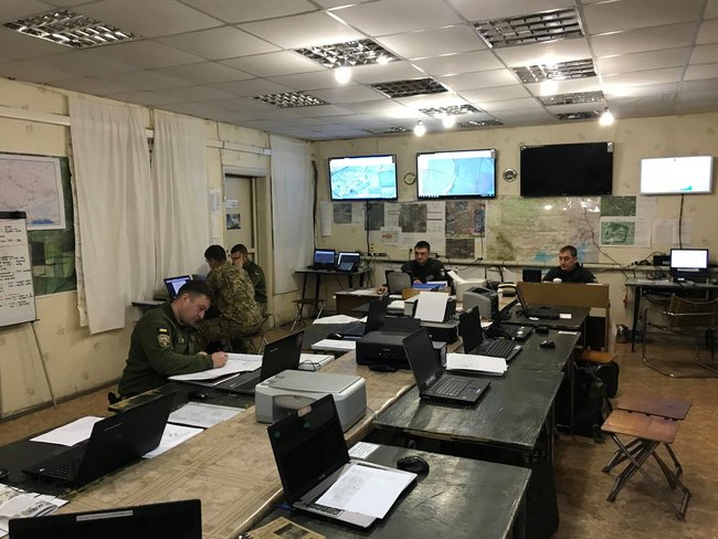 Командный пункт 79-й десантно-штурмовой бригады: мониторы, ноутбуки, принтеры, автоматизированные системы управления 02