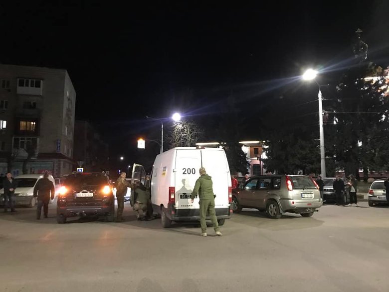 Тульчин живым коридором встретил тело погибшего в результате российского обстрела воина 56-й ОМПБр Дениса Кононенко. Люди стали на колени перед героем 10