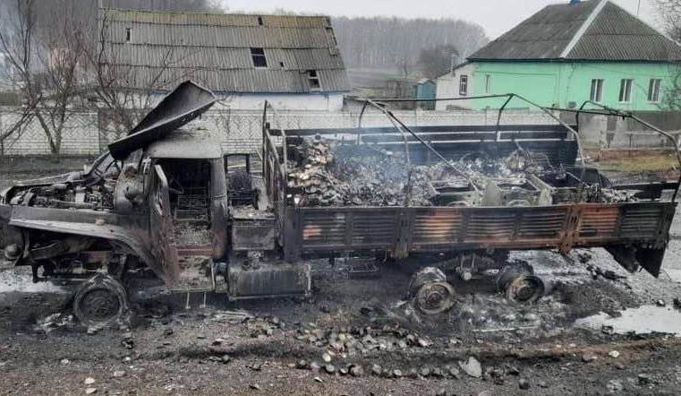 Уничтожен российский военный грузовик со стиральными машинами и бытовой техникой, разграбленной в домах под Киевом 01