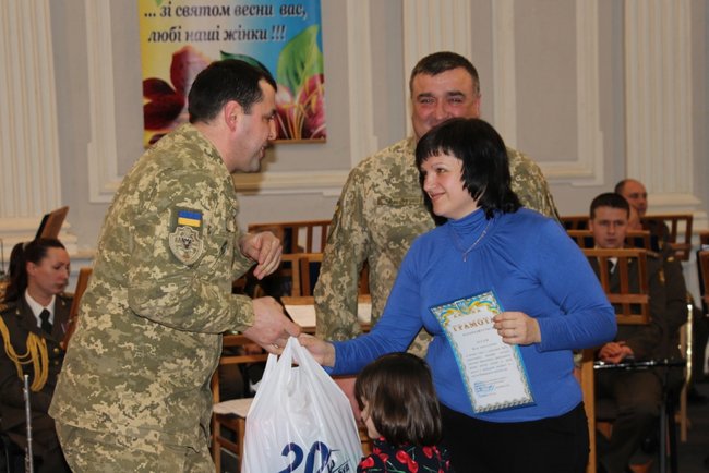 Військовослужбовці Чернігівського гарнізону привітали матерів та дружин загиблих на Донбасі воїнів із 8 Березня 03