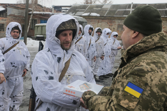 Полторак в зоне ООС вручил ведомственные награды и ценные подарки бойцам 58-й ОМПБр 03