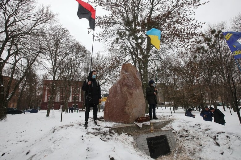 Пам’ятний знак воїнам УПА відновили у Харкові 03