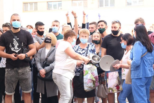 Підприємці в Коломиї мітингують проти червоних карантинних обмежень 08