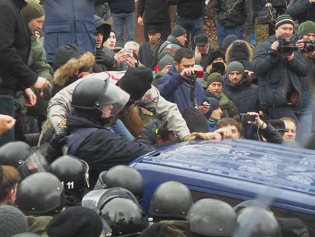 Supporters release Saakashvili from paddy wagon 09