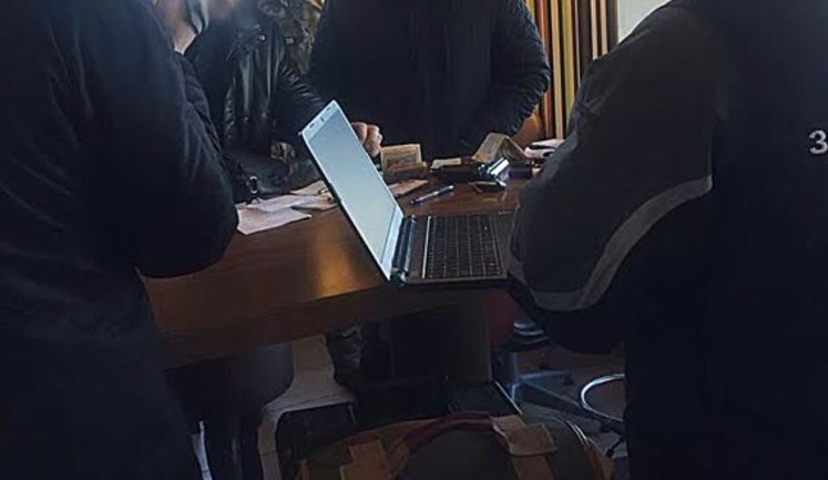 Radical Party MP’s assistant who protected illicit gambling venues in Kyiv detained while accepting bribe. PHOTOS
