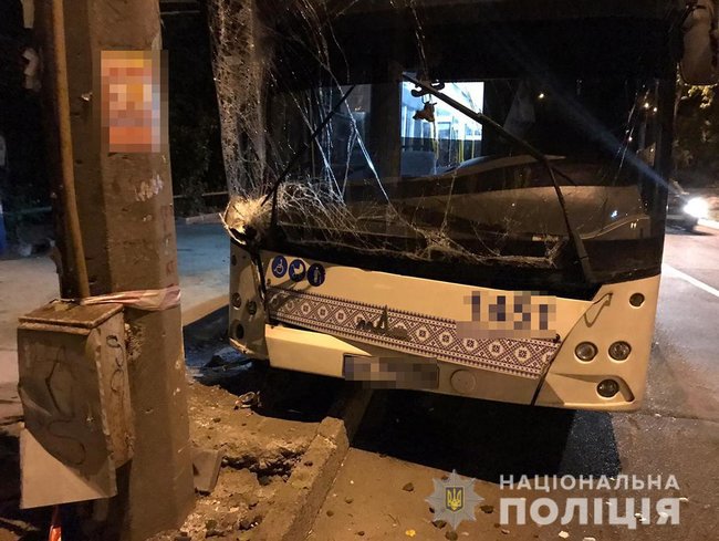 Автобус врезался в столб в Запорожье, пострадали 6 человек 01