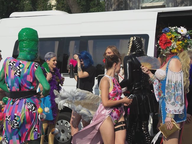 Противники КиївПрайду на стільцях перекривають шлях маршу 17