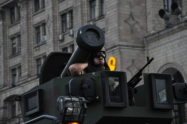 Від Точки-У до Джавелінів: вражаючі кадри 250 одиниць бойової техніки на Хрещатику 34