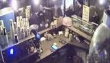 Пьяный дебошир устроил драку в киевском кафе. ВИДЕО камер наблюдения