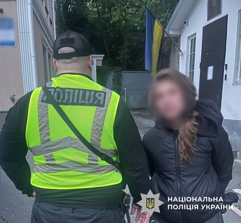 У Києві жінка вчинила хуліганство на Алеї Героїв