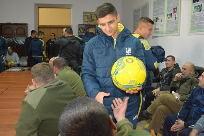 Украинские футболисты проведали раненых бойцов в столичном госпитале 01