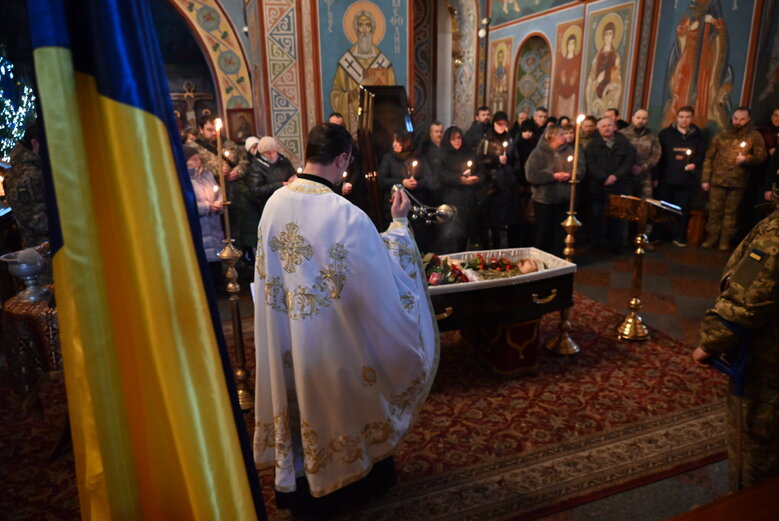В Киеве простились с известным спелеологом, инженером и зооспасателем Святославом Романчуком (Нутрий), который погиб в бою с оккупантами 14