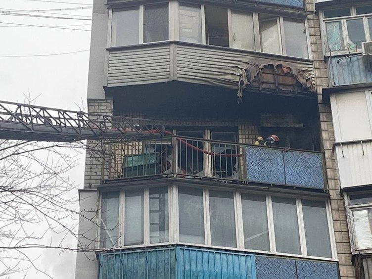 Людина загинула під час пожежі в столичній багатоповерхівці 02