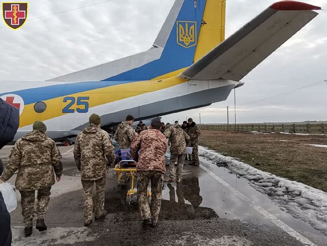 Двох поранених військовослужбовців евакуйовано санавіацією з Харкова до Києва 01