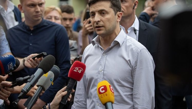 "Я розпустив Раду і за законом, і за запитом суспільства", - Зеленський журналістам у Парижі